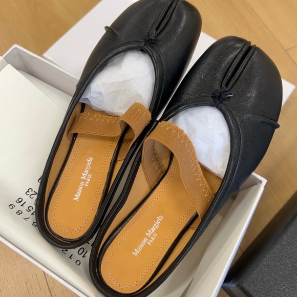 Maison Martin Margiela Black and Tan Leather Flats - Picture 1 of 4